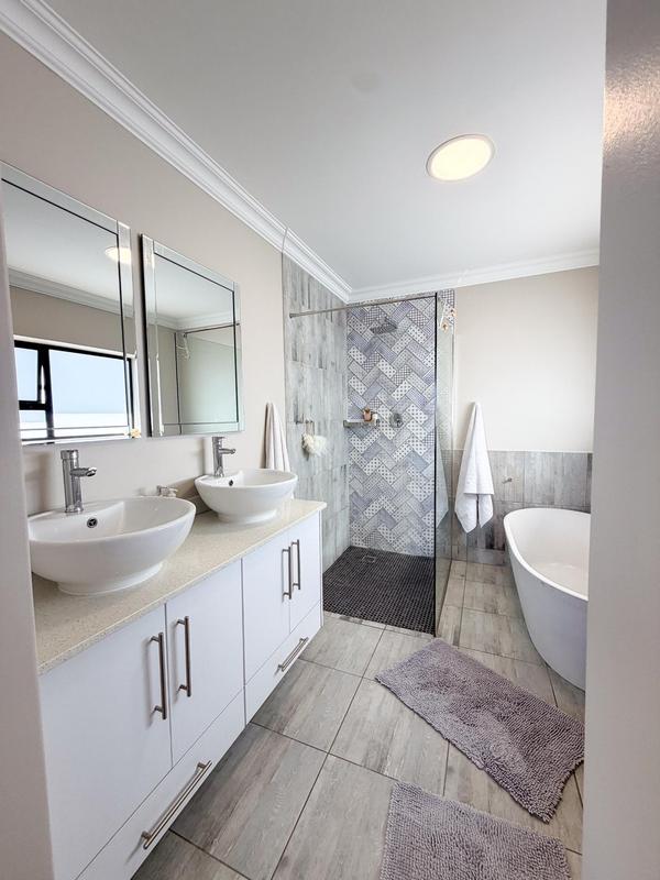5 Bedroom Property for Sale in Reebok Western Cape